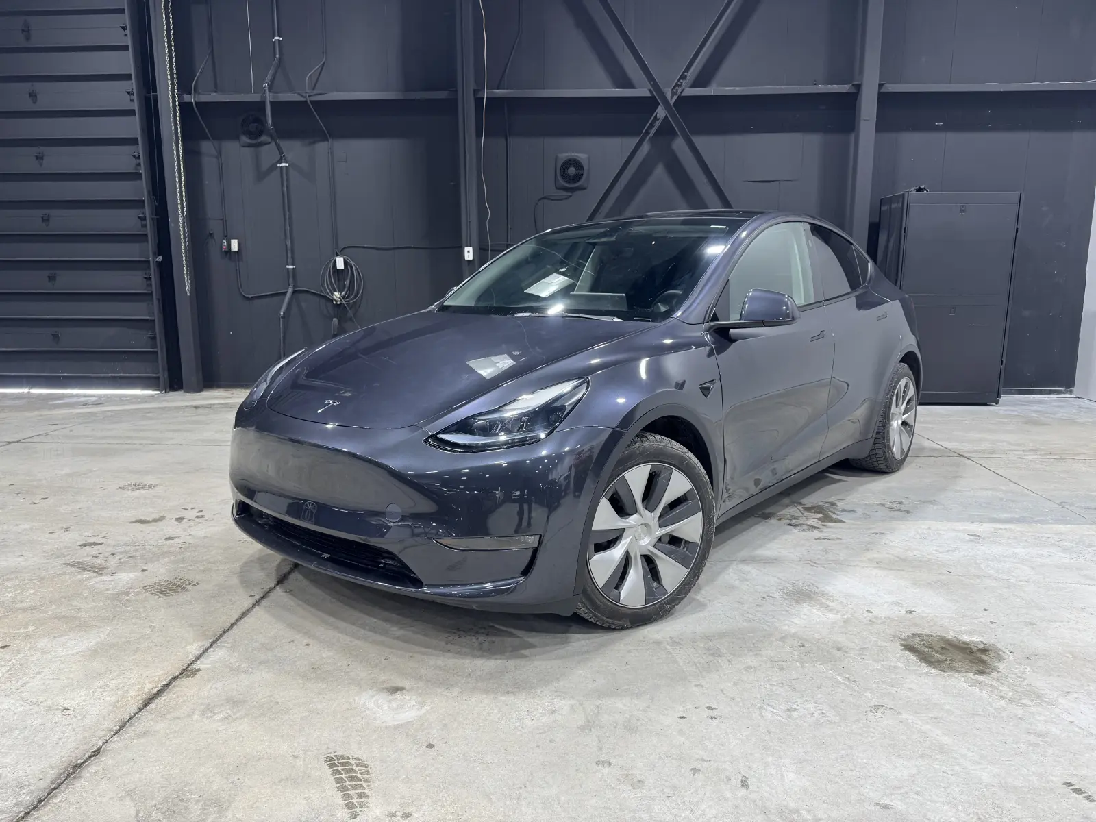local vehicle, non-smoker 2024 Tesla Model Y Long Range in Gray with Black interior