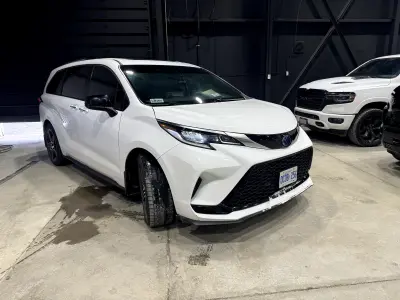 2022 Toyota Sienna XSE Technology in White with Off White interior